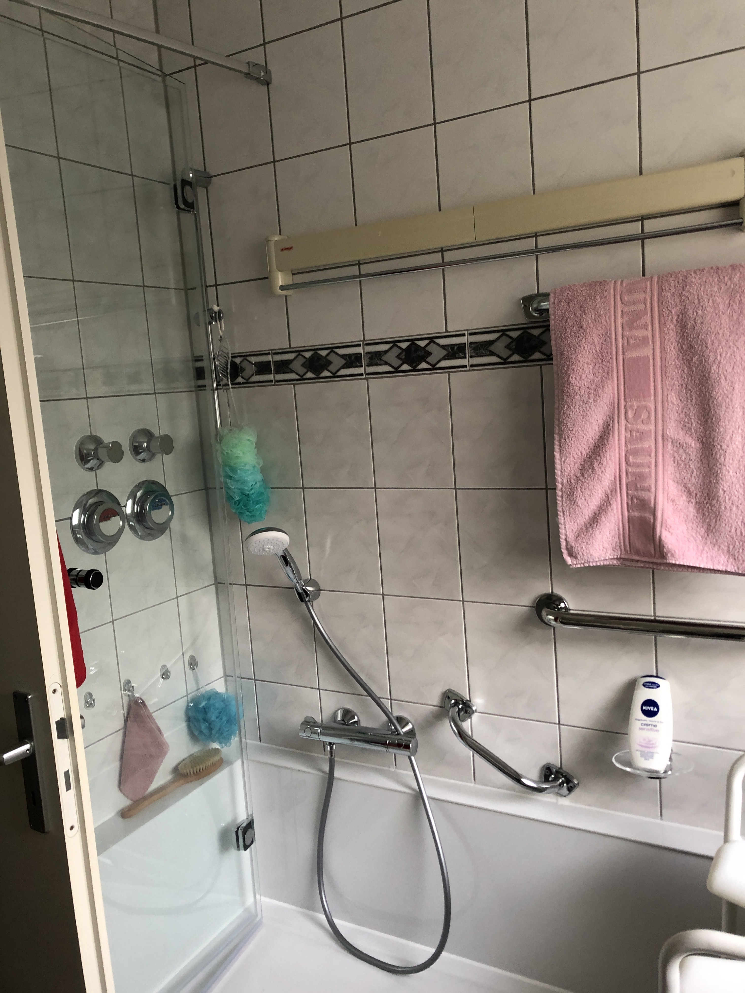 Badewanne Mit Dusche Die Losung Fur Kleine Bader